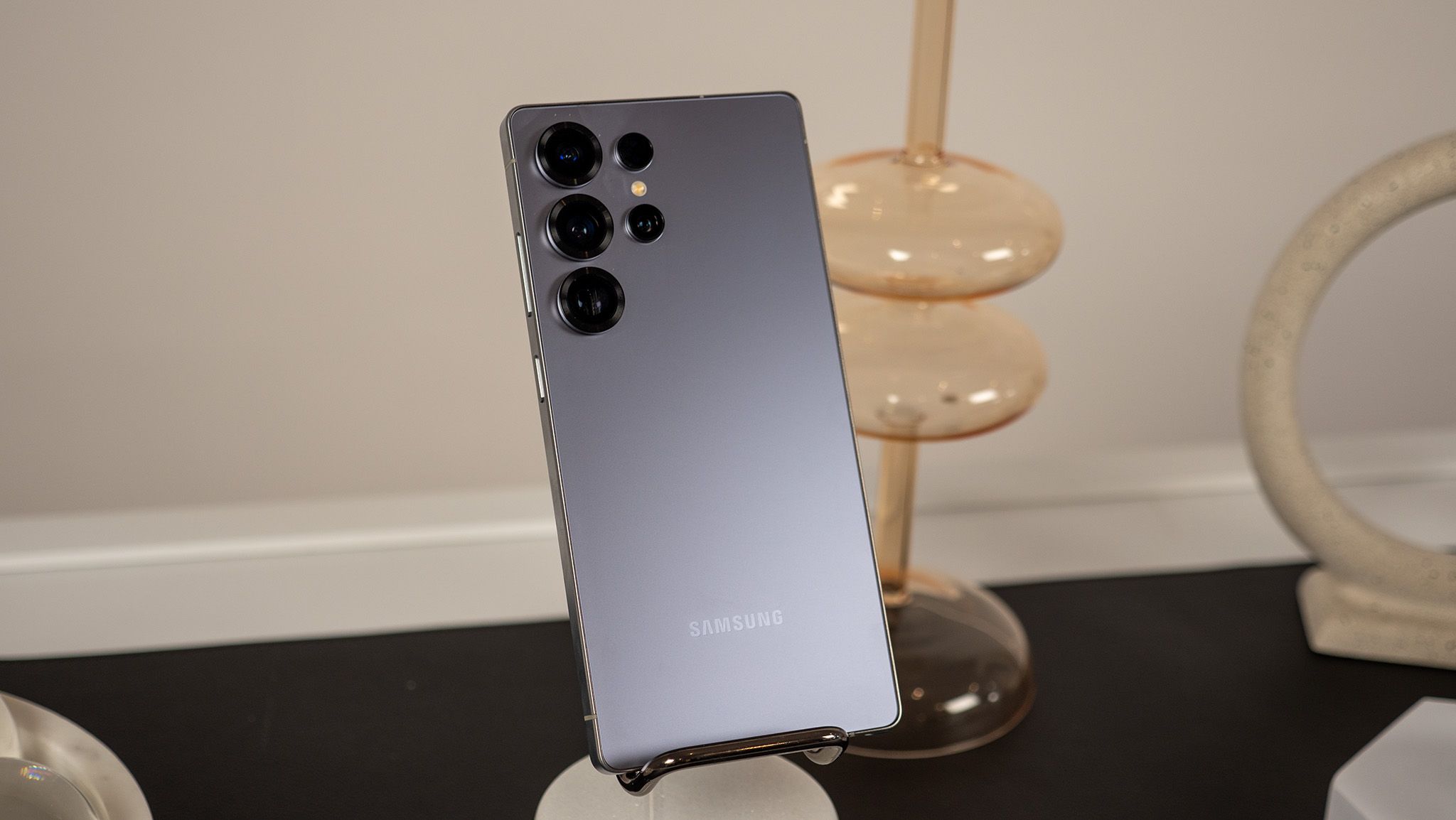 Samsung Galaxy S26 Ultra در مقابل Motorola Razr Ultra 2025