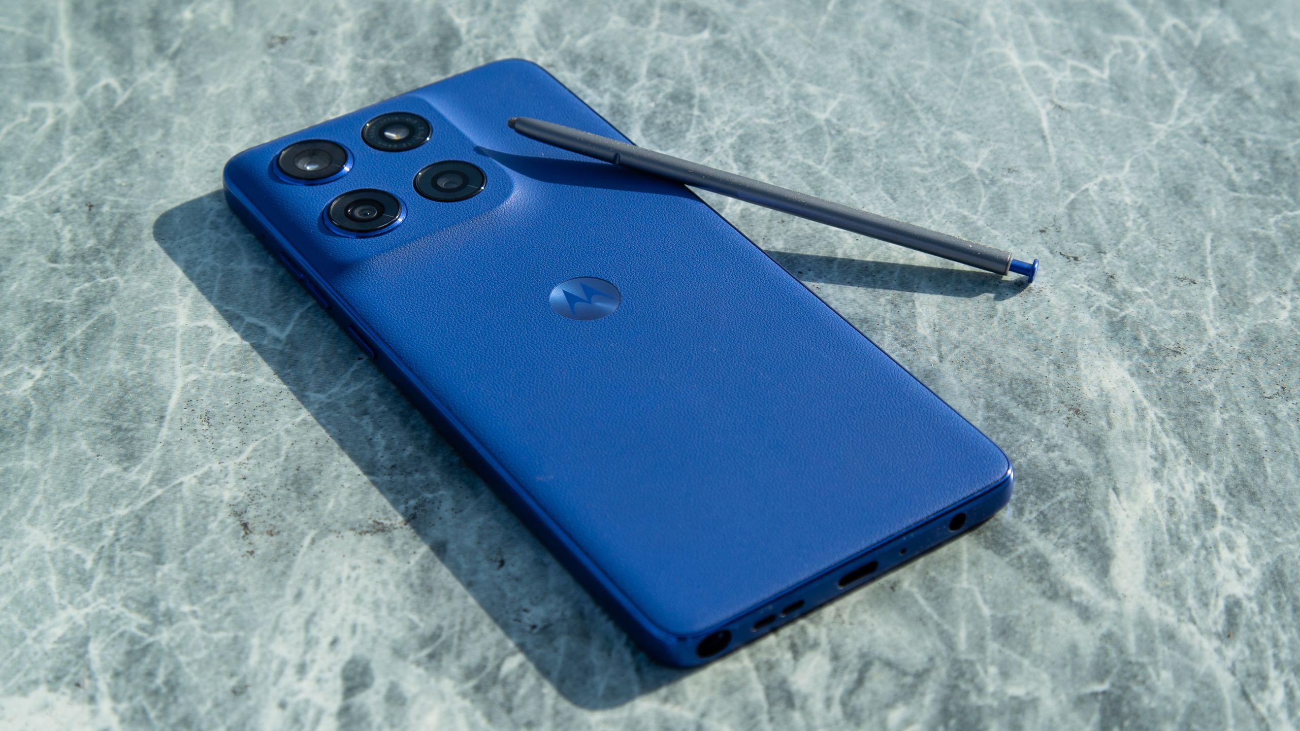 از گوشی های اندرویدی گران قیمت بگذرید! آیا می دانستید که می توانید کمتر از 300 دلار در جمعه سیاه خرج کنید و همچنان یک گوشی خوب داشته باشید؟ این شواهد است