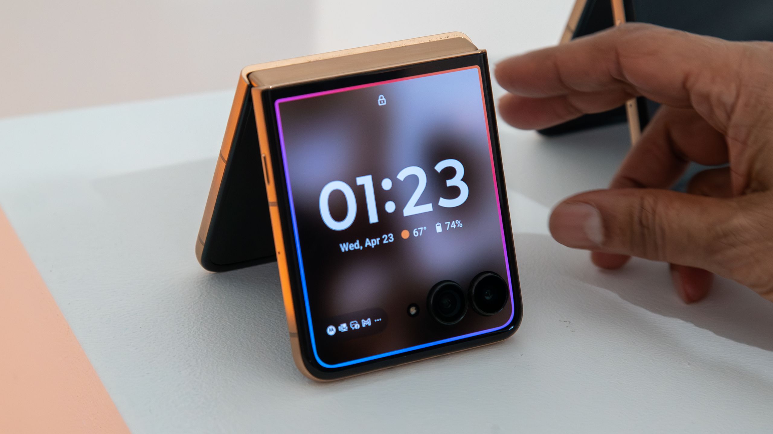 صحنه برای موتورولا Razr Ultra بسیار بهتر در سال 2026 آماده شده است، و من نمی توانم صبر کنم تا ببینم چگونه در بهترین تلفن تاشوی 2025 بهبود می یابد.